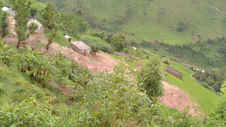 सिगास : पहिरो खस्दा आठ परिवारको घरखेतमा क्षति,प्रहरीले घटनास्थलमा पुगी मुचुल्का उठाइयो