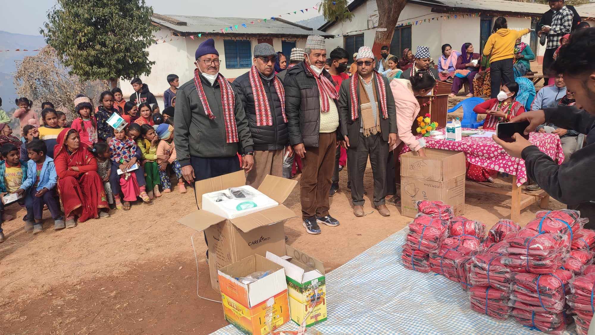 युवा समाजसेवी दिपेन्द्रको पहलमा विद्यार्थीलाई न्यानो लुगा वितरण ,सिलंगामा स्वास्थ्य सामाग्री पनि