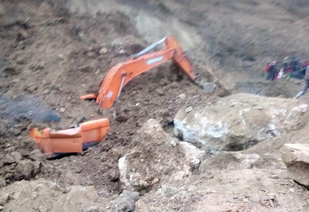 सडक खन्ने क्रममा खसेको पहिरोले स्काभेटर पुरियो