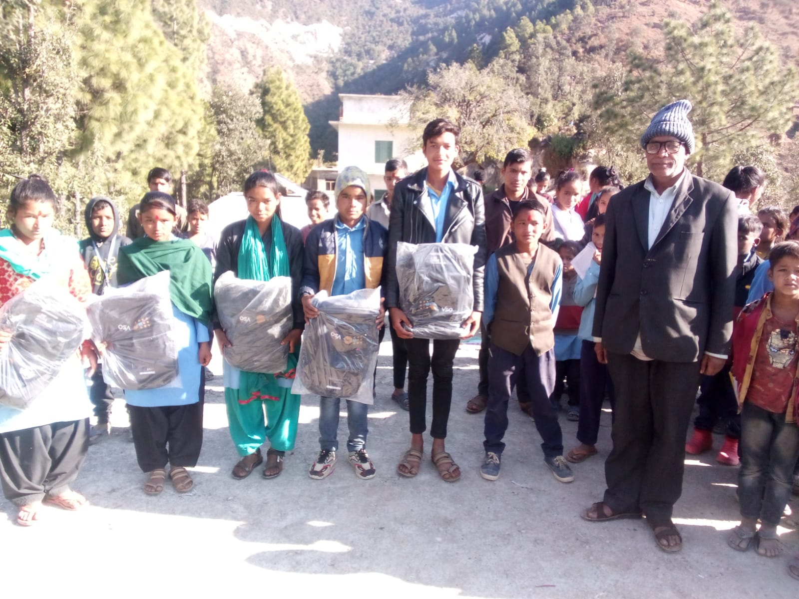 सिगासका ५ जना जेहेन्दार विद्यार्थीलाई झोला वितरण,किशोर किशोरी सञ्जाल पनि गठन