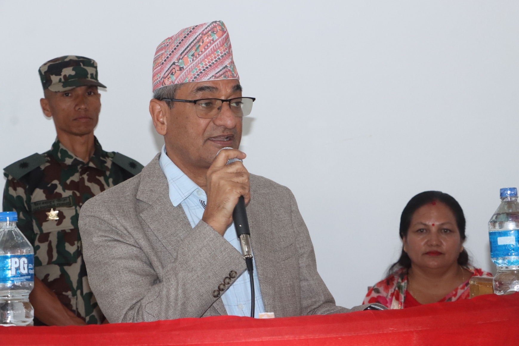 दुई ठूला प्रतिस्पर्धी दलहरू मिल्नुको एउटै कारण व्यवस्थालाई जोगाउने र स्थायित्व कायम गर्ने हो : गृहमन्त्री लेखक