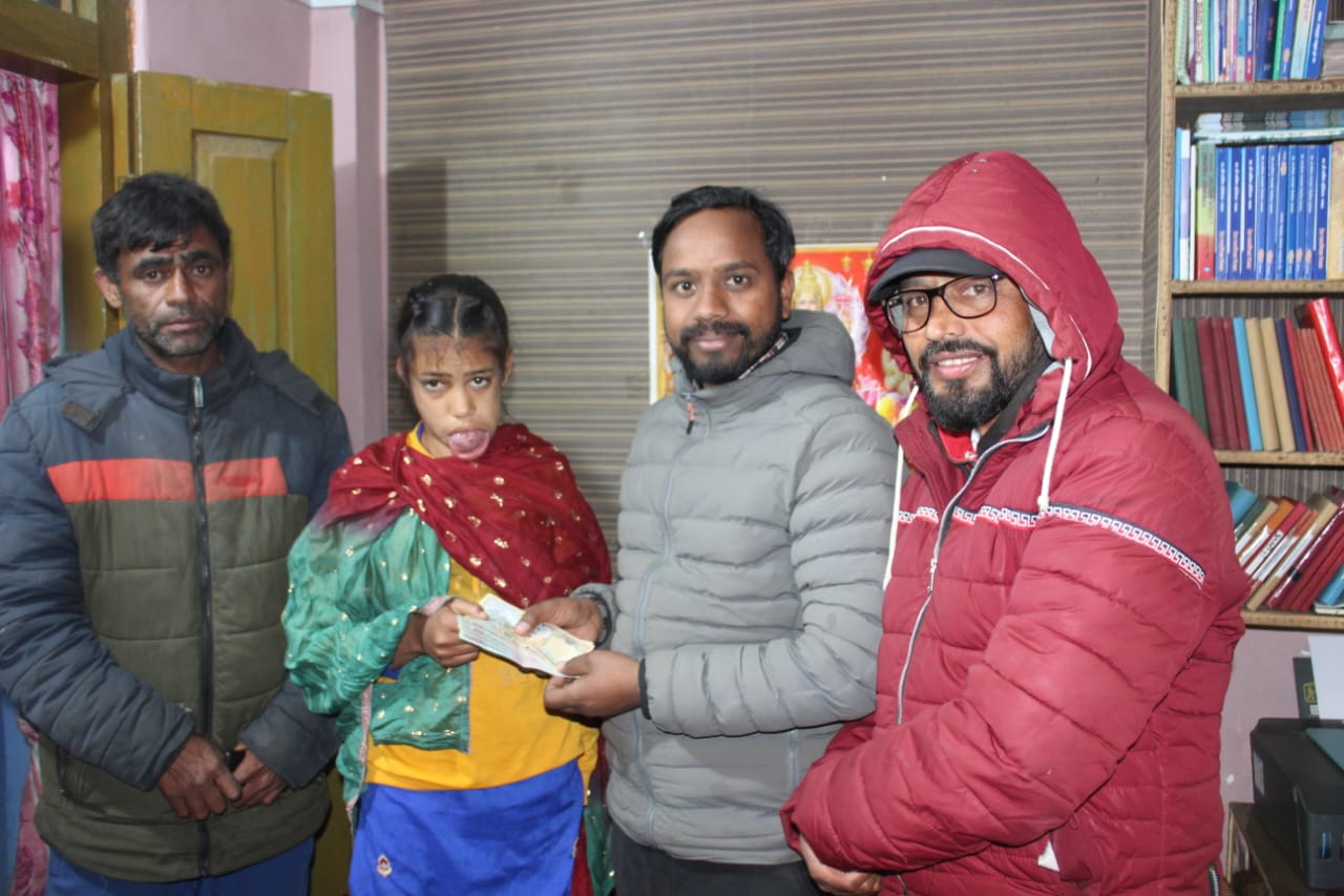प्रेस चौतारीको स्थापना दिवस पीडामा परेकाहरुलाई आर्थिक सहयोग गर्दै मनाइयो