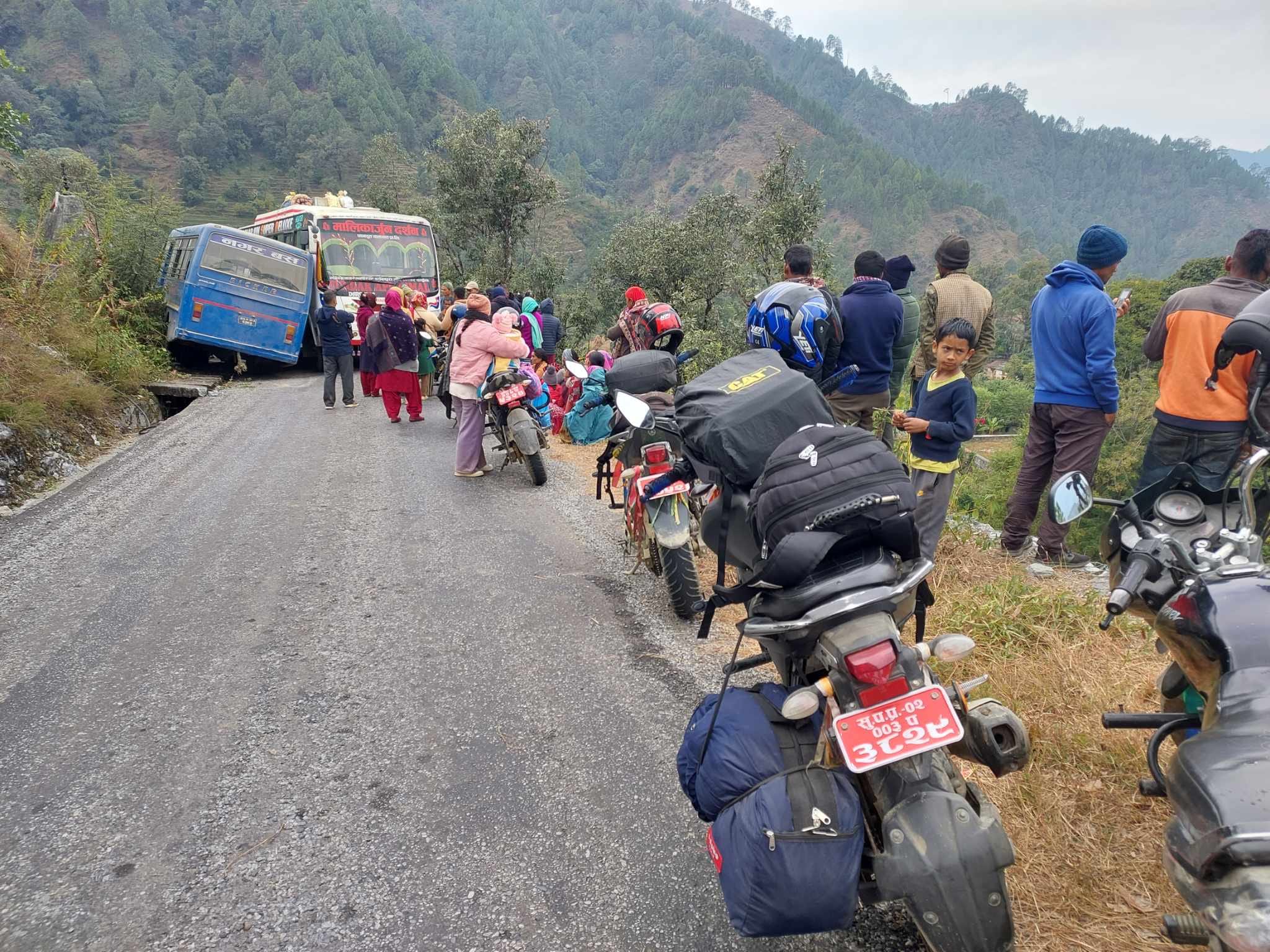 दार्चुलामा नगर बस र पवनदुत यातायातको बस एकआपसमा ठोक्किए