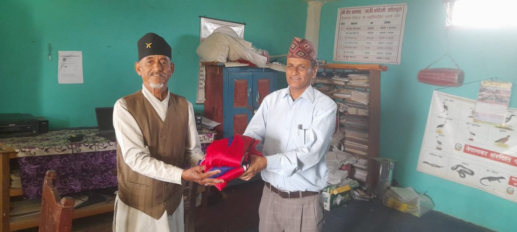 पढ्ने रहर जाग्दा ८१ वर्षमा कक्षा १ मा भर्ना डडेल्धुराका बहादुरसिंह साउद