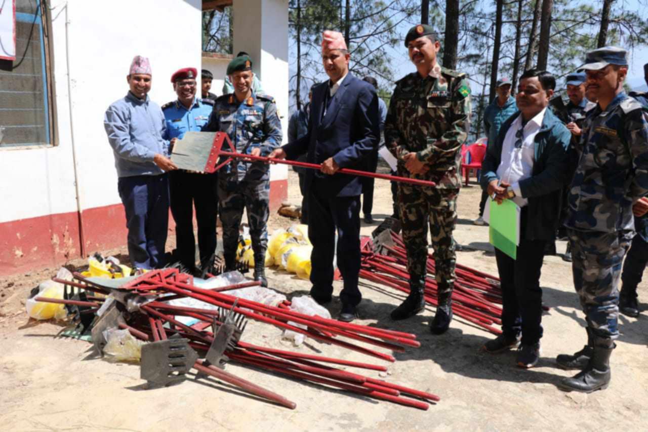 बैतडीमा सुरक्षा निकायलाई अग्नि नियन्त्रण सामग्री हस्तान्तरण