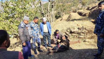 दृष्टिविहिन भट्टलाई कपडा बैंकको सहयोग