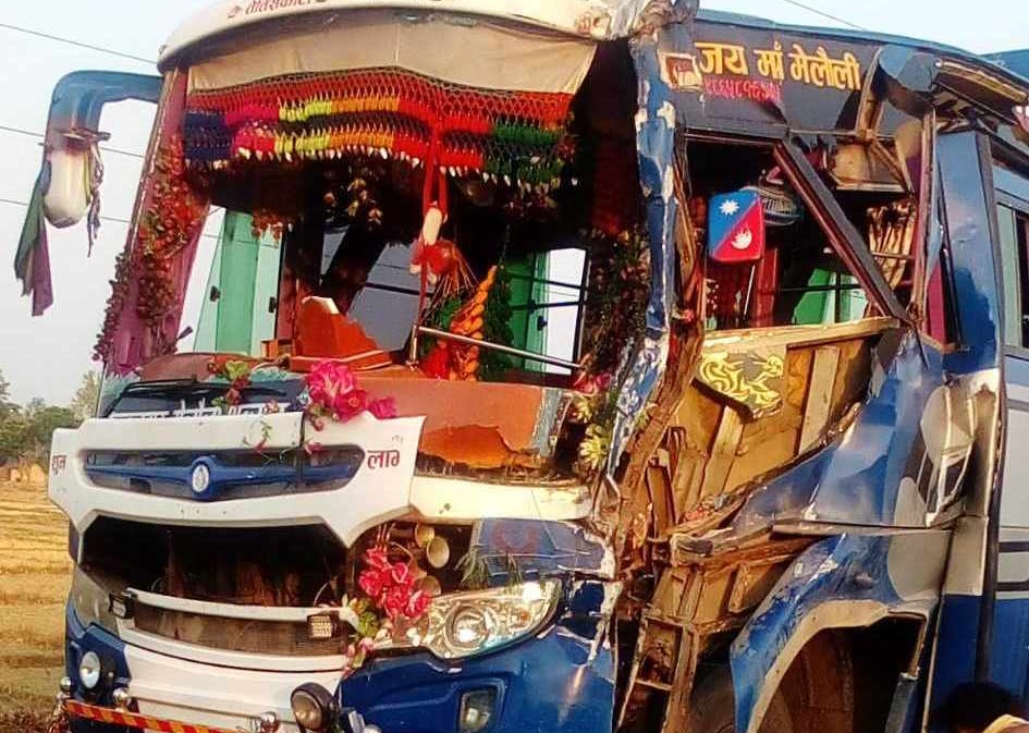 बैतडीबाट शैक्षिक भ्रमणमा गएको बस बर्दियामा दुर्घटना