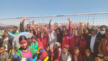 जिल्लास्तरीय रनिङ शिल्ड: छात्रातर्फ भलिबलको उपाधी शिवनाथलाई