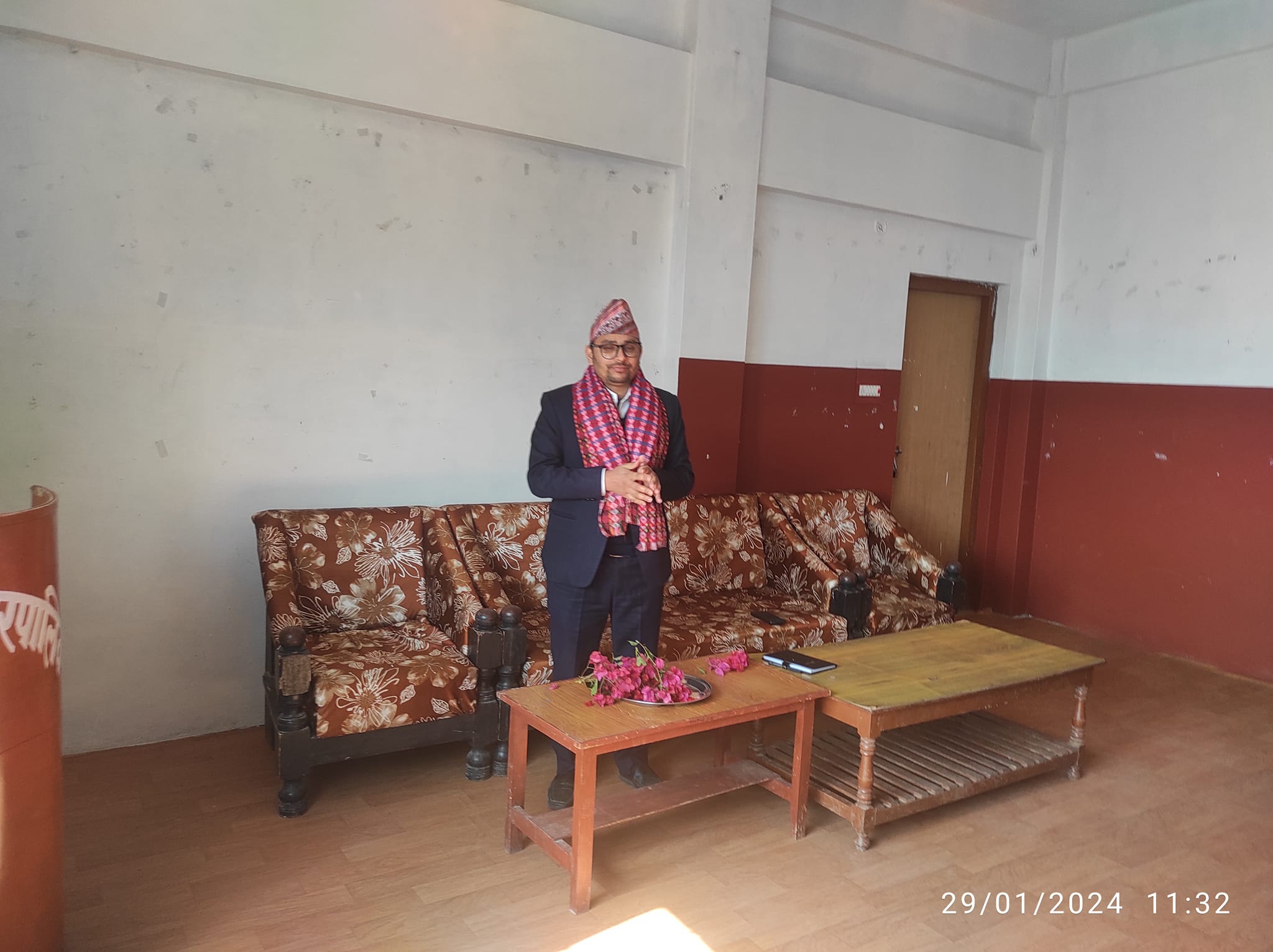 बैतडीको दशरथचन्दमा  प्रमुख प्रशासकीय अधिकृत जगदीश जोशी हाजिर