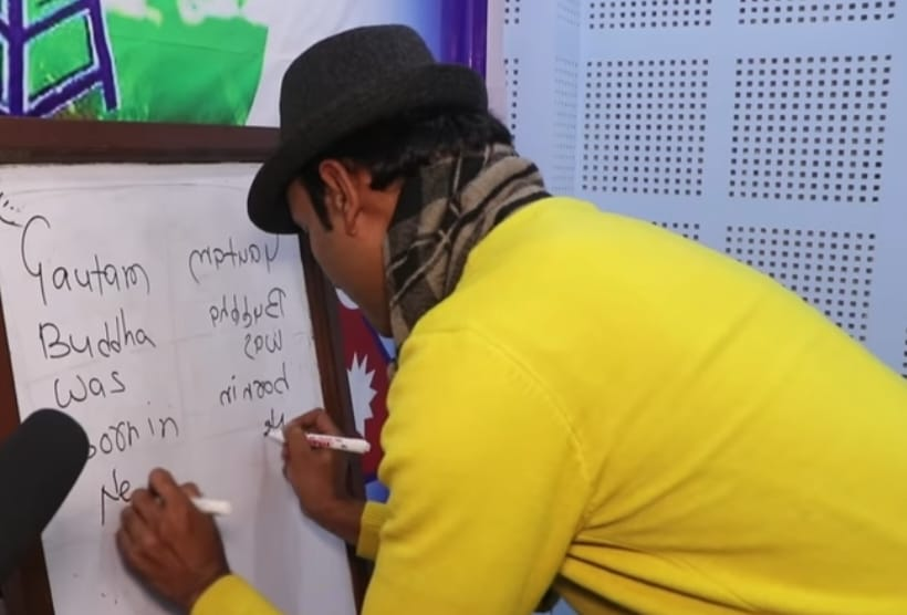 शरीरका ७ अङ्गले लेख्न सक्ने अनौठो क्षमता भएका मनोजः ६ कलमले एकसाथ लेख्छन् उल्टो–सुल्टो