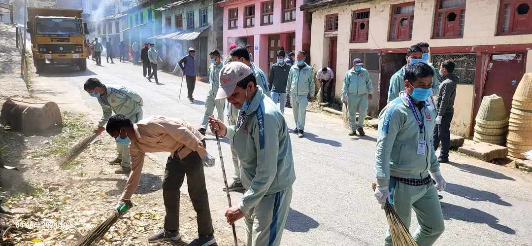 दशरथचन्द नगरपालिकाको दोस्रो नगरपालिका स्थापनाको पूर्व सन्ध्यामा सरसफाई