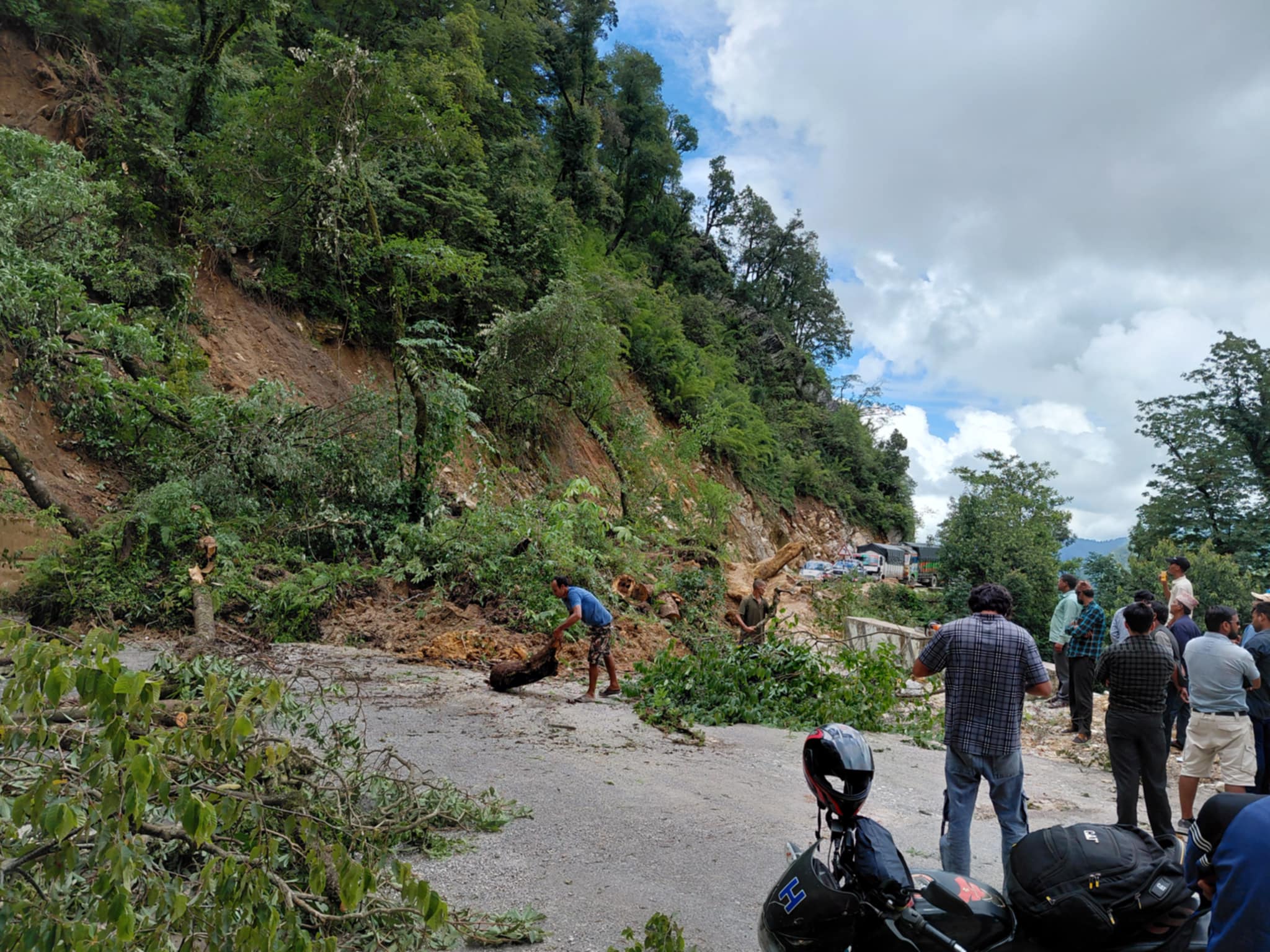 नाचन्थली नजिक पहिरो जादा जयपृथ्वी राजमार्ग अबरुद्ध