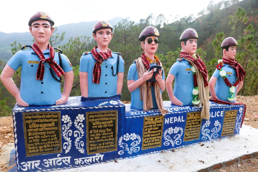 पाटन नगरपालिका–४ निङ्लाडमा परिवारले बनाएका मृतक सिपाहीहरुका शालिक