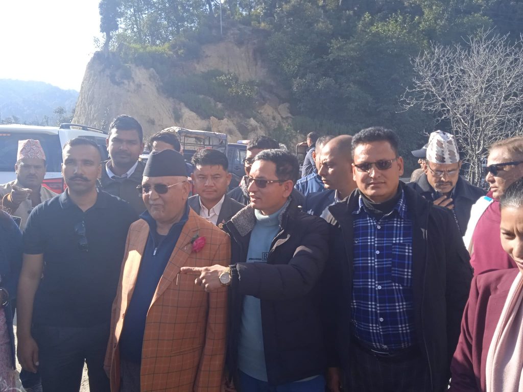 एमाले अध्यक्ष ओलीसहित प्रमुख नेताहरू बैतडीमा