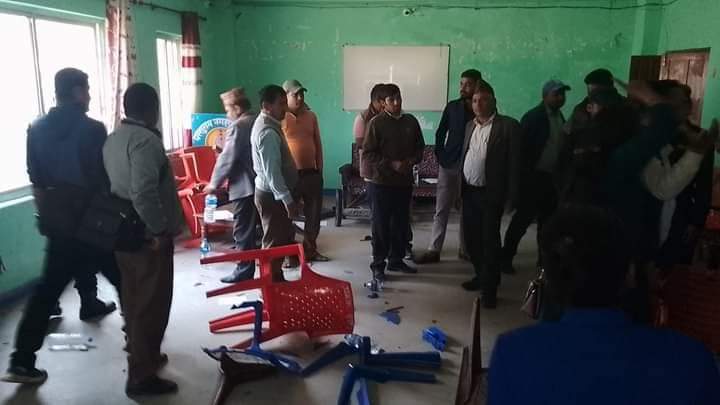 डडेल्धुराको परशुरामका हाकिम कार्यपालिका बैठकमै किन कुटिए को हो कुटने ? टाउकोमा लागे ३ टाँका
