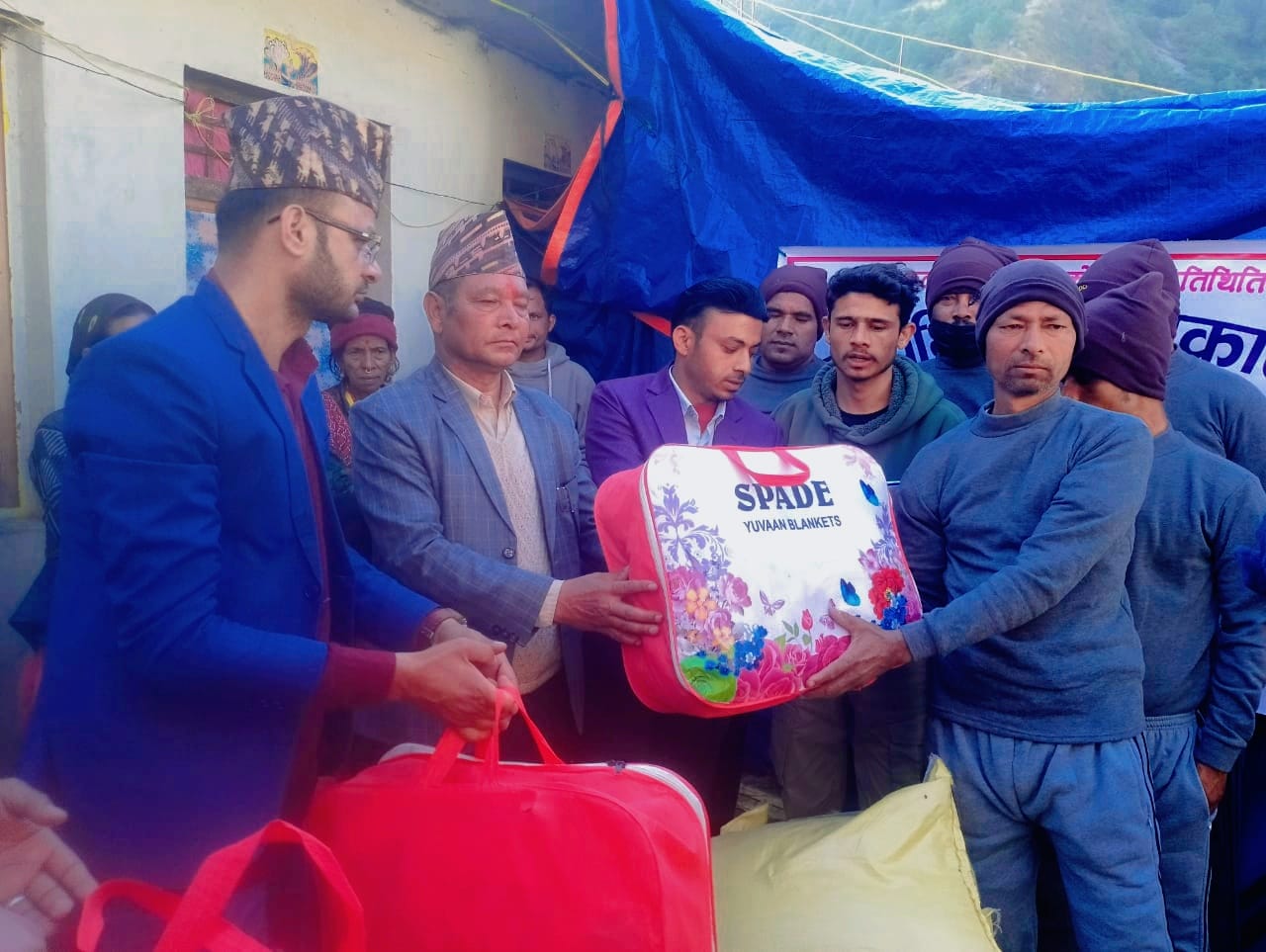 सुदूरपश्चिम कलाकार समाजद्वारा बझाङका भूकम्प पीडितलाई राहत