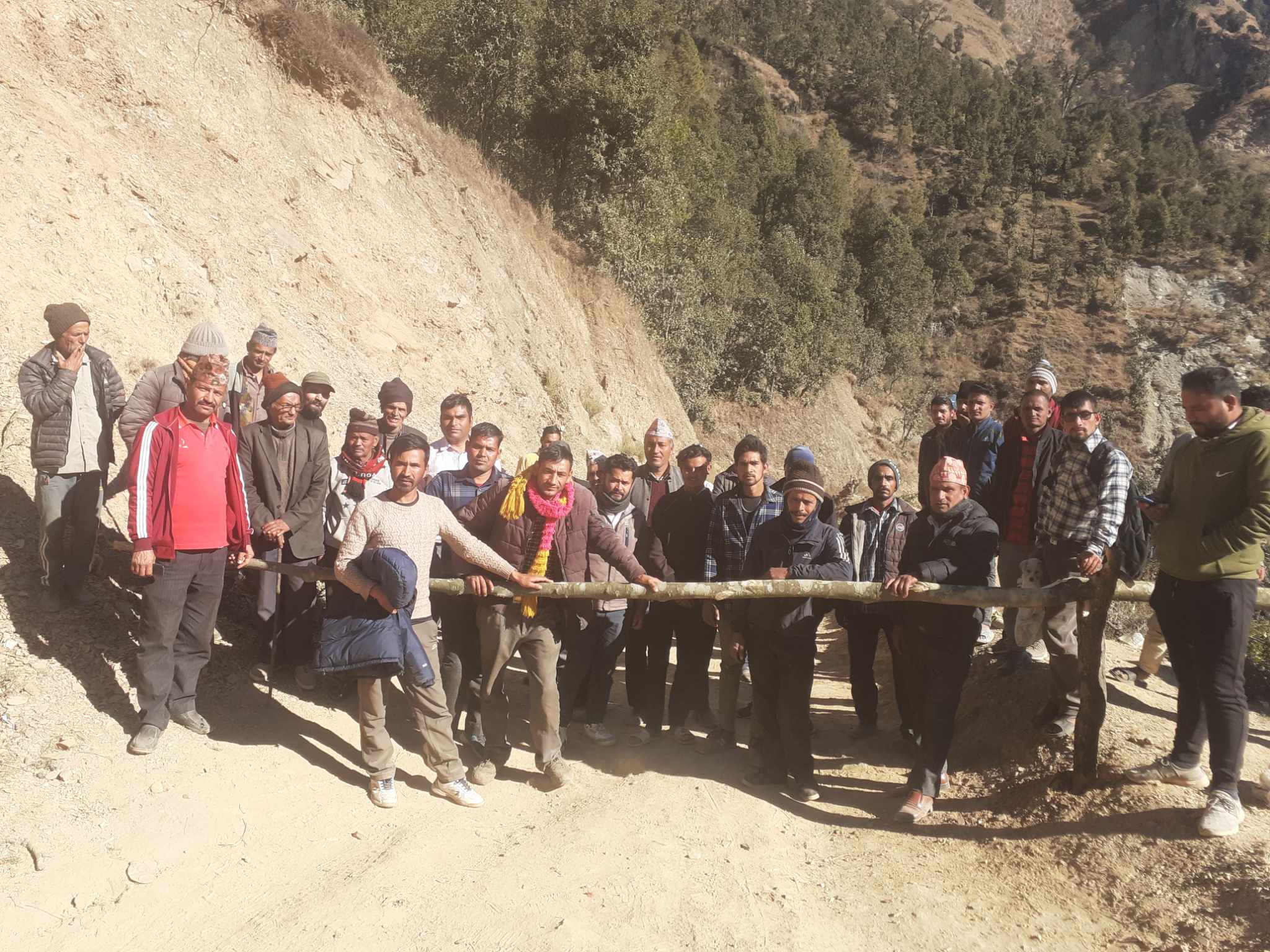 गर्जे जोड्ने दुवै सडक अघि बढाउन माग गर्दै ,दुदिलाखान–गाँजरी सडक अनिश्चितकालीन बन्द