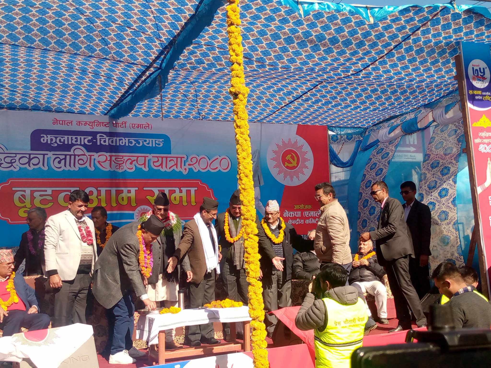 समाजवादीका केन्द्रीय सदस्य विष्ट र बैतडी जिल्ला अध्यक्ष भट्टसहितका नेता एमालेमा प्रवेश