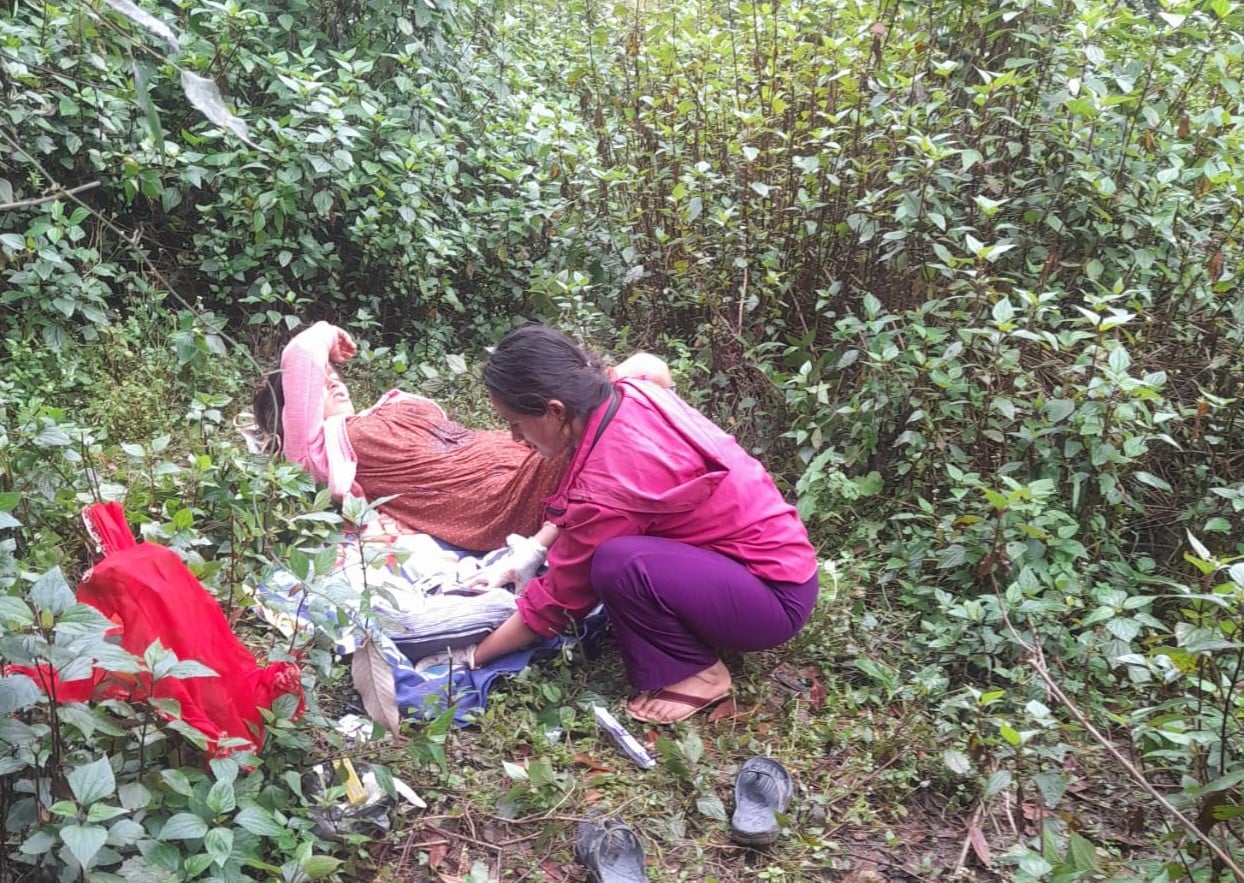 बाटोमै सुत्केरी भएपछि झाडीमा दिए प्रसुति सेवा